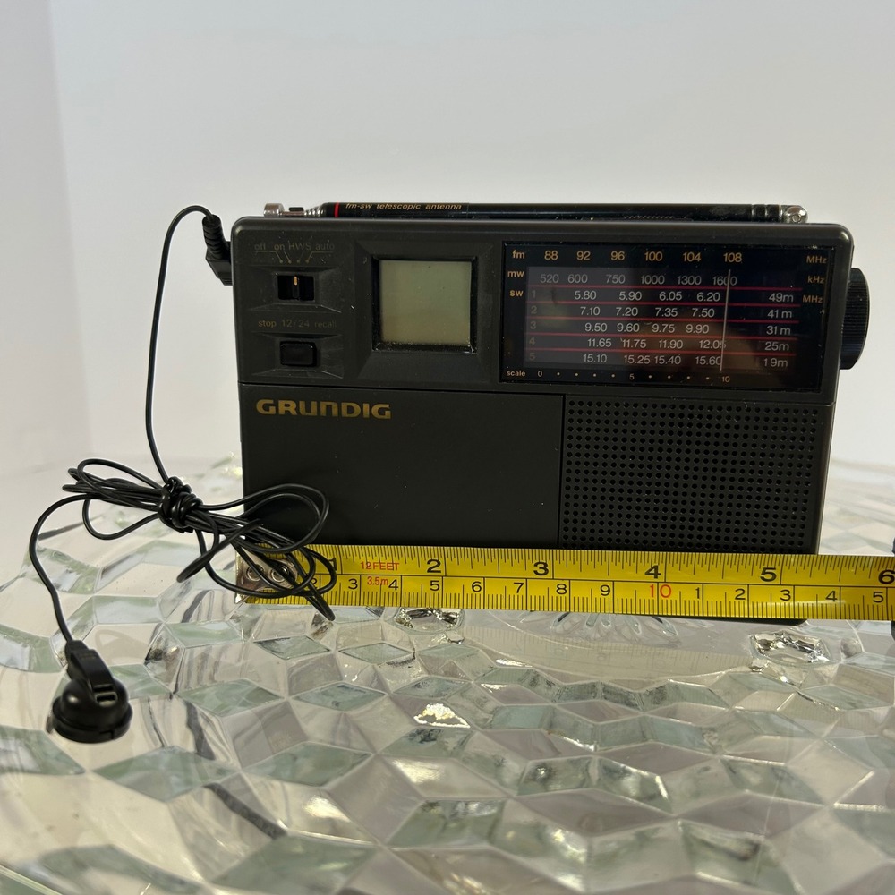 Grundig Traveller II 7-Band Travel Radio Receiver Portable‎ Tested